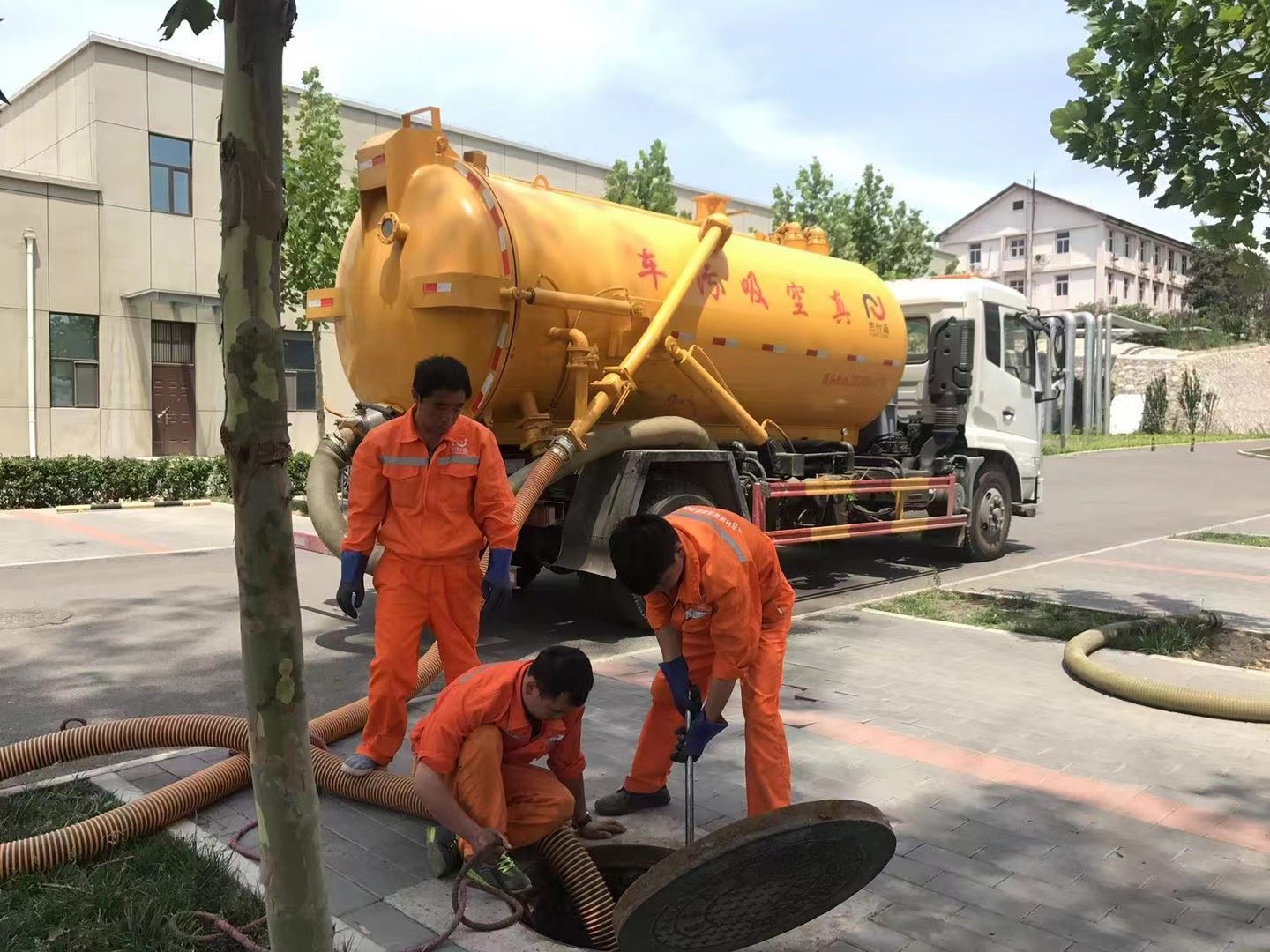 稻城化粪池清理与5-8吨吸粪车施工效率分析
